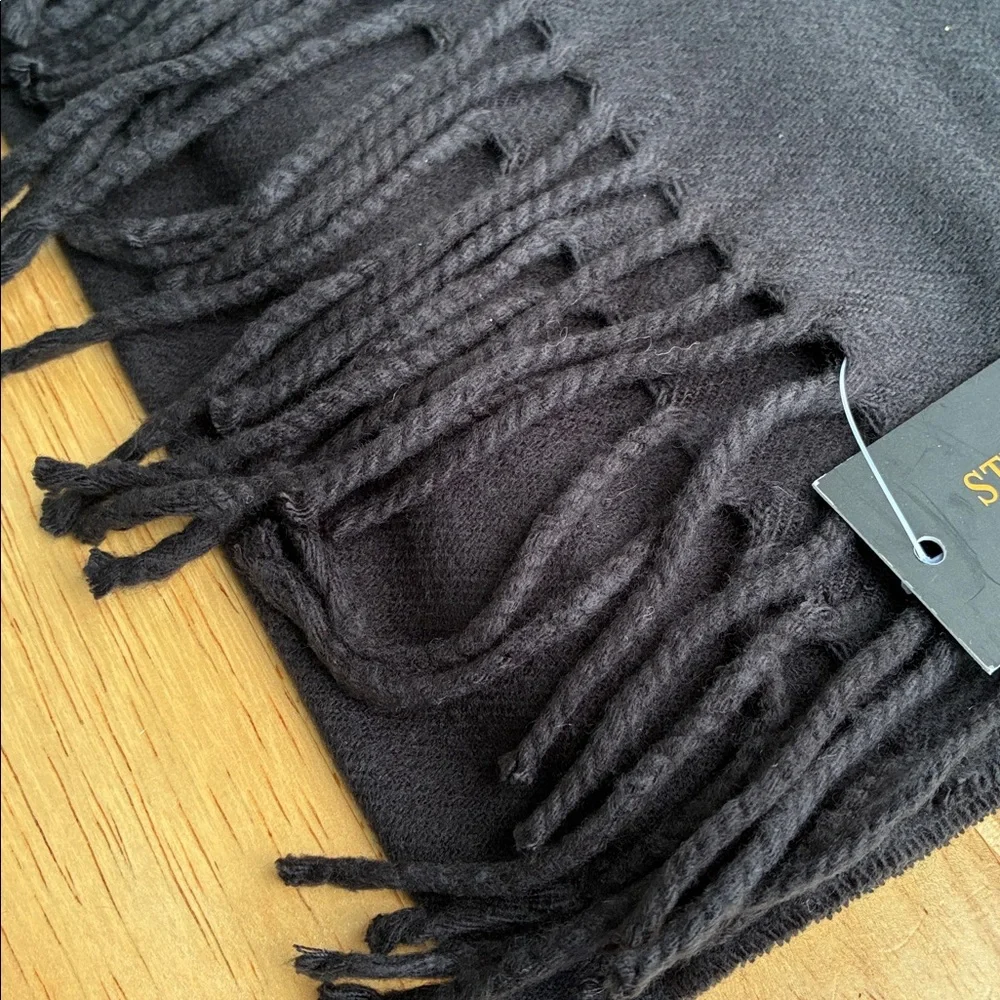 Stuart of Scotland men’s scarf black, fringed